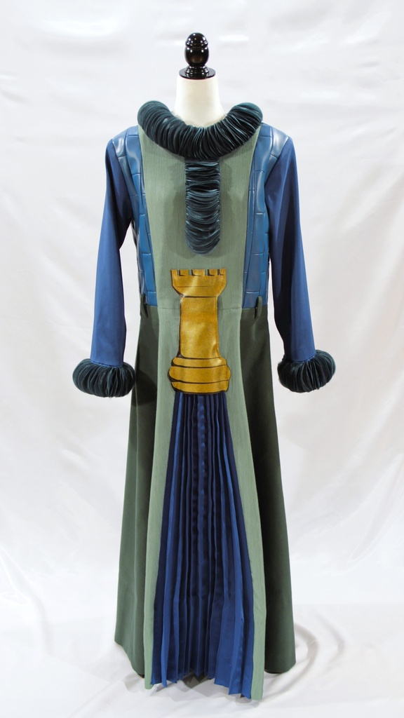 Vestido largo verde con mangas azules y torre dorada