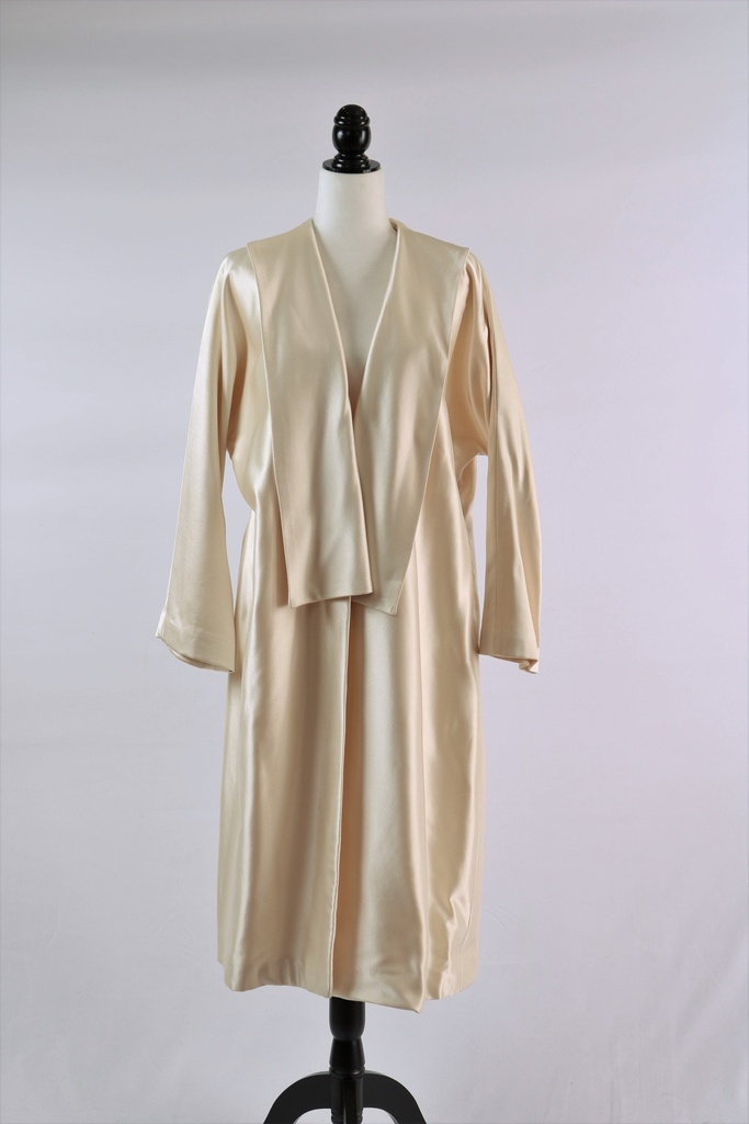 Conjunto abrigo tipo kimono satén marfil + vestido