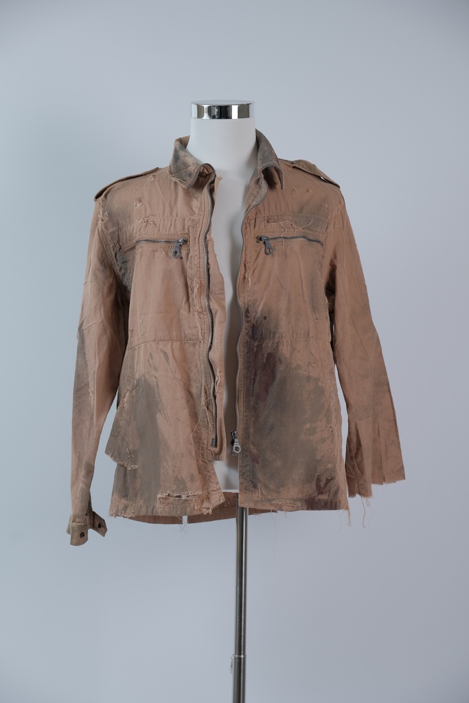 Chaqueta trabajo camel ambientada