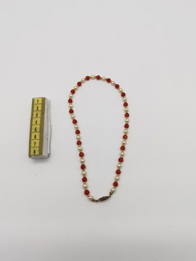 Collar de perlas y coral