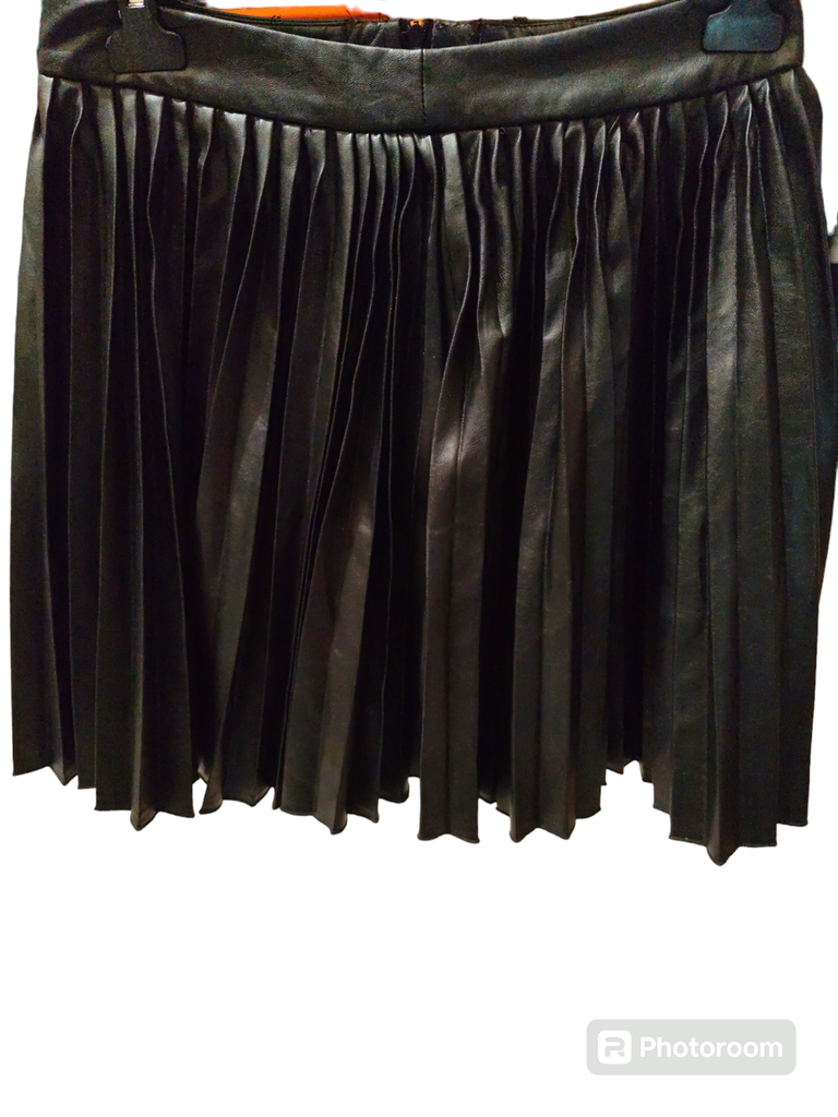 Minifalda plisada de polipiel negro