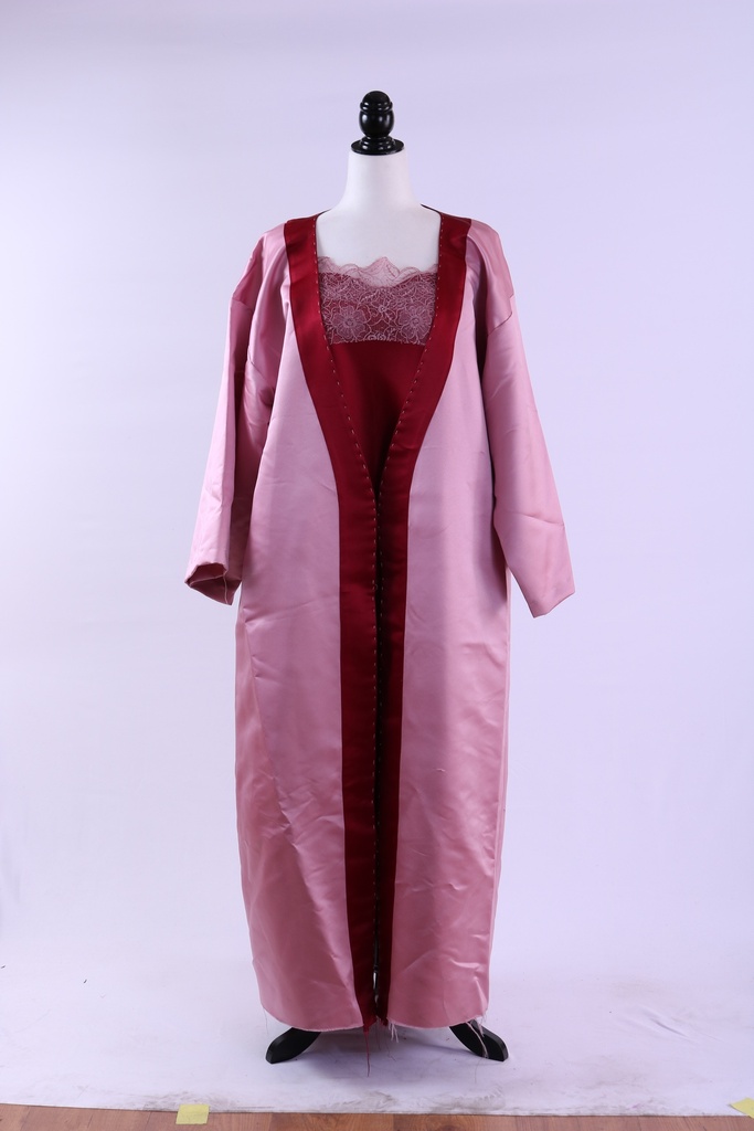 Bata lencera rosa raso con ribete granate