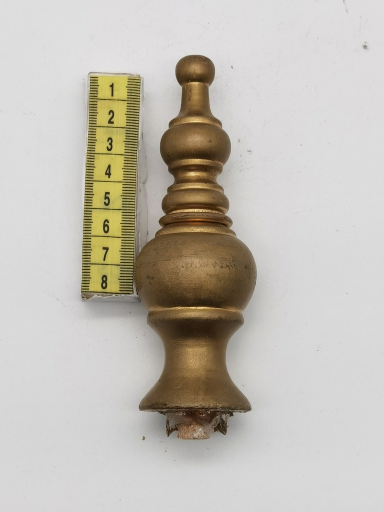 Adorno de madera dorado