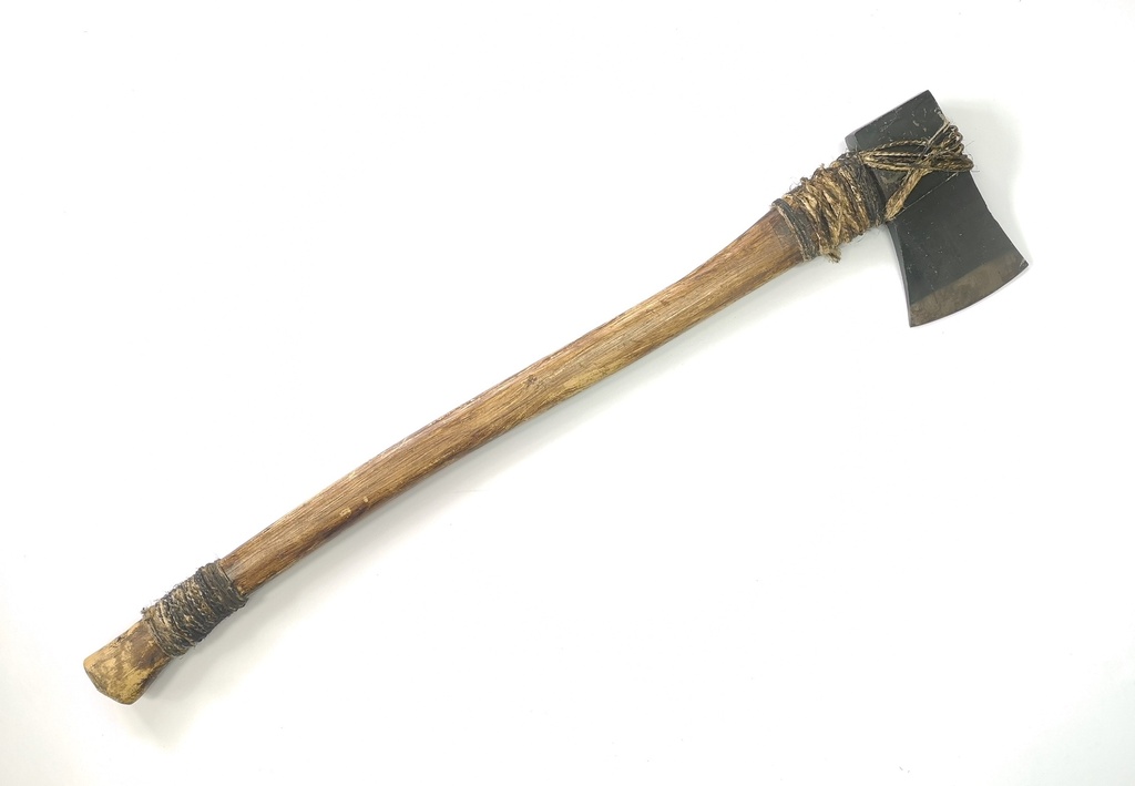 Hacha de leñador (atrezado)