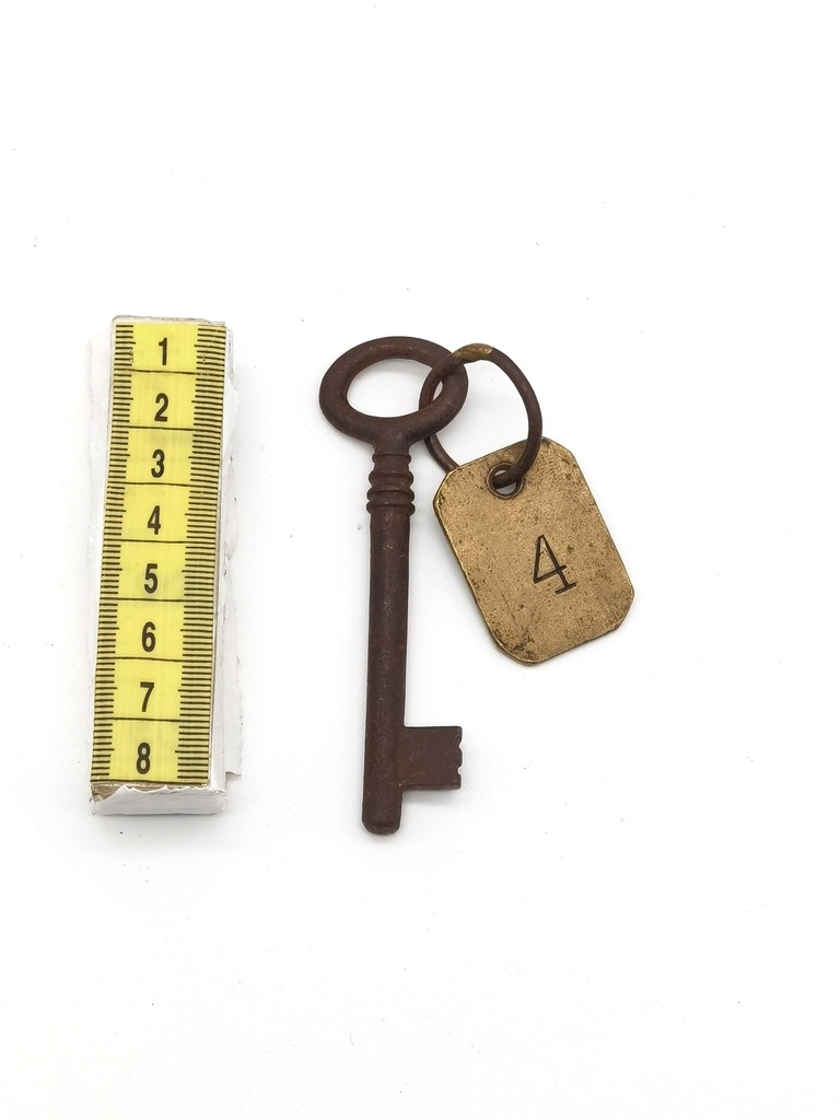 Lave antigua con llavero "4"