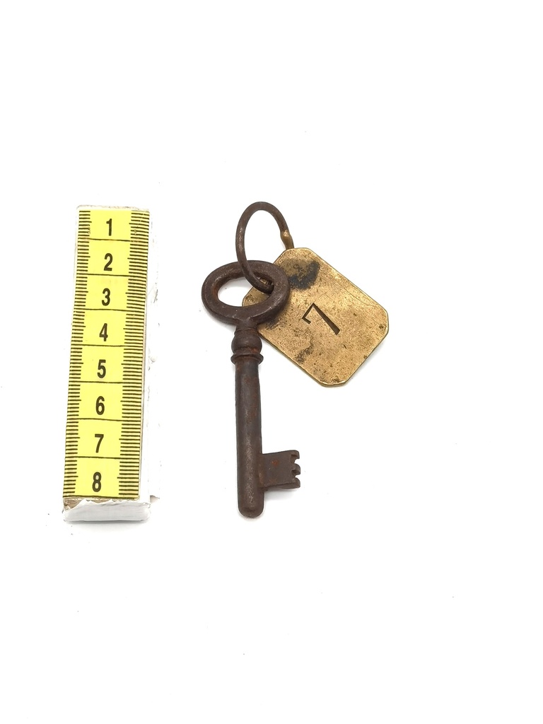 Llave antigua con llavero "7"