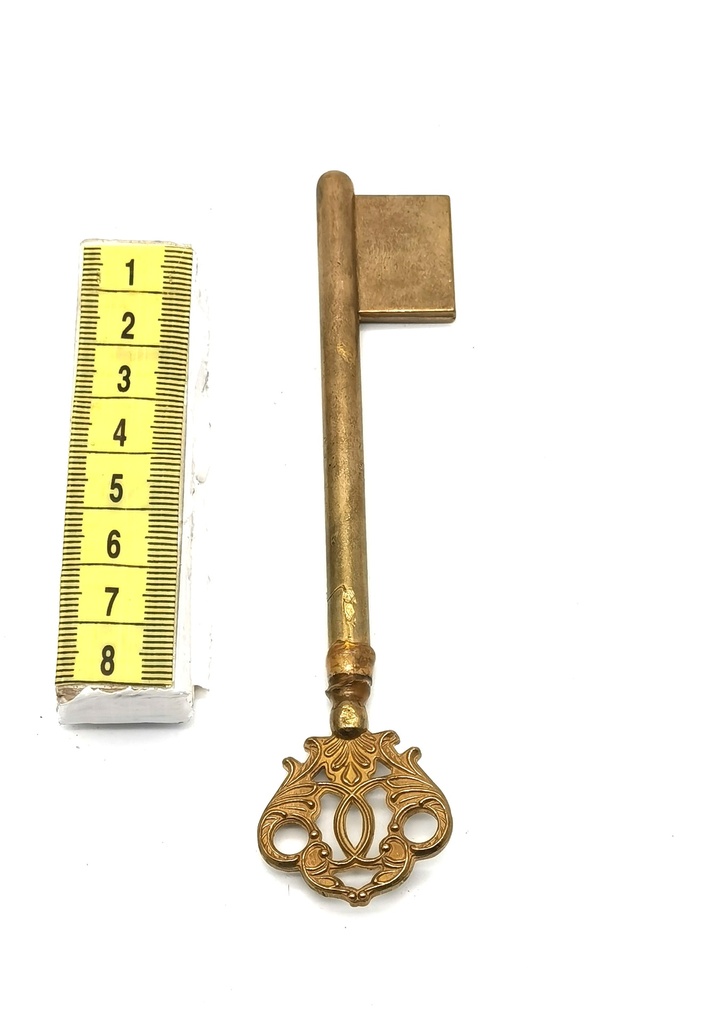 Llave antigua decorada grande