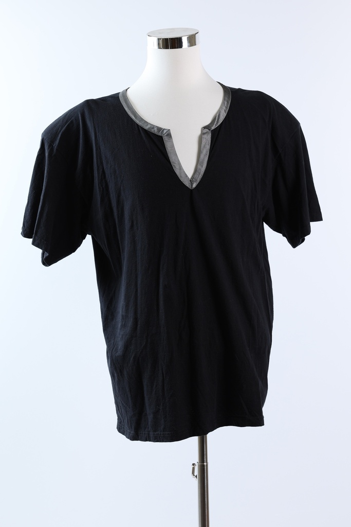 Camiseta M/C cuello con abertura