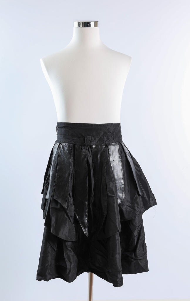 Falda corta negro con adorno tiras
