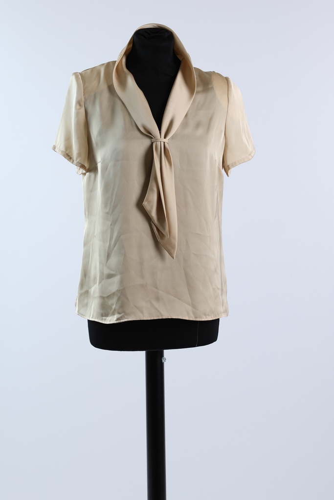 Blusa de satén beige cuello marinero
