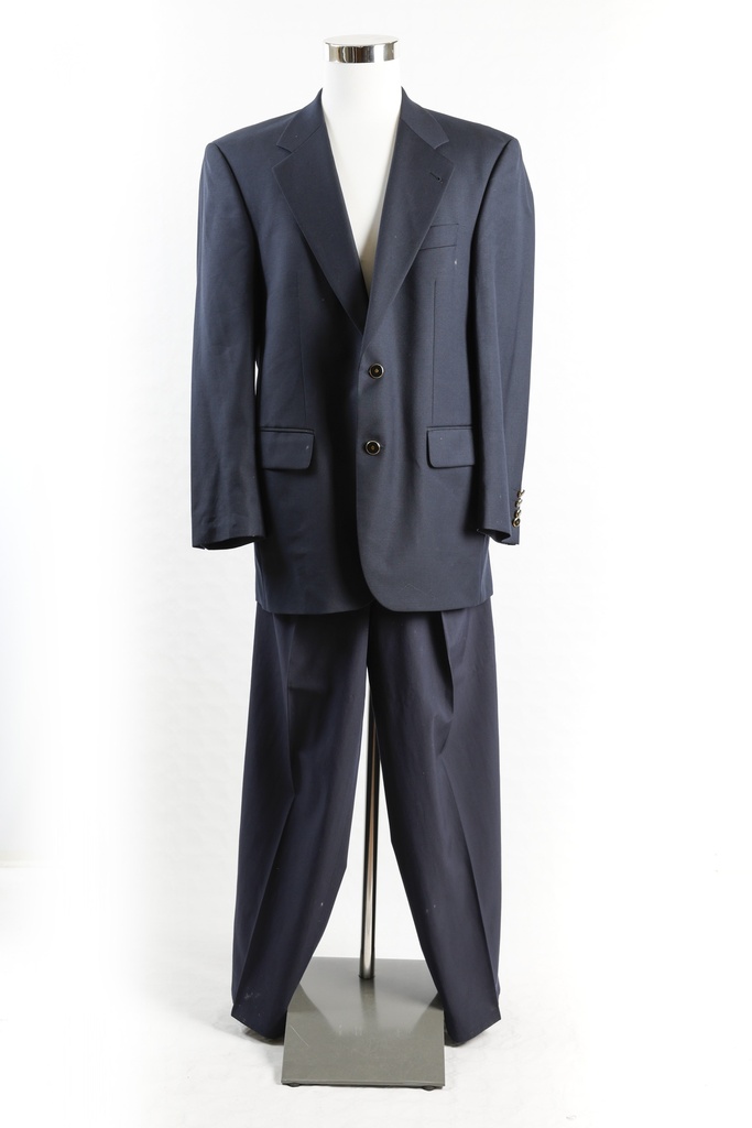 Traje azul marino con botones negro y dorado