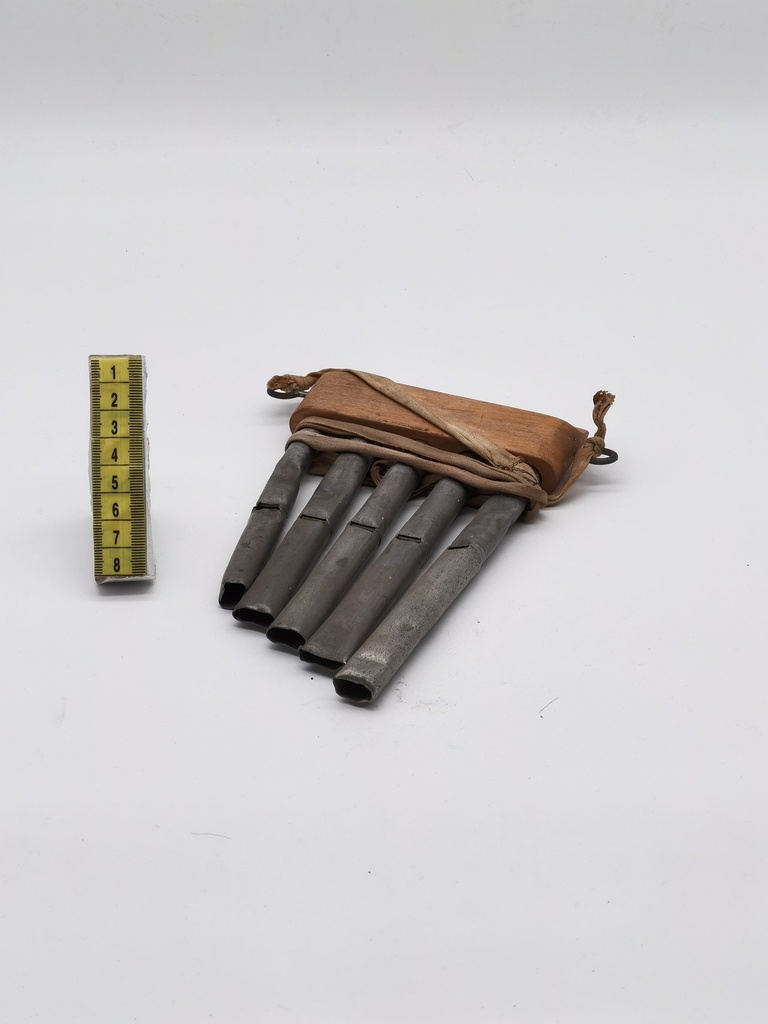 Flauta de pan de metal