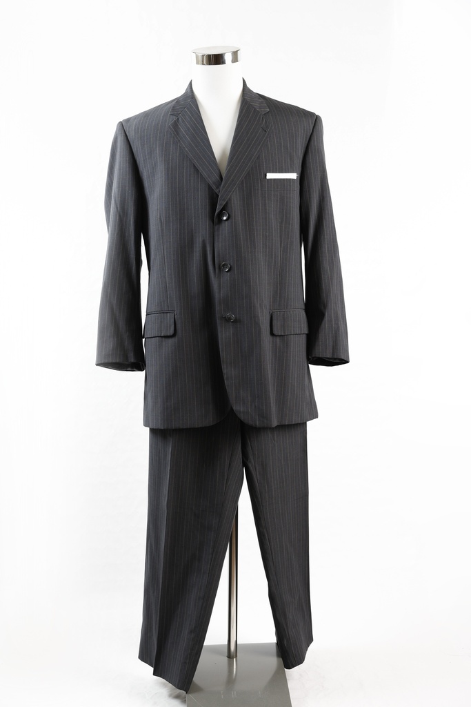 Traje negro rayas gris y azul + pañuelo blanco
