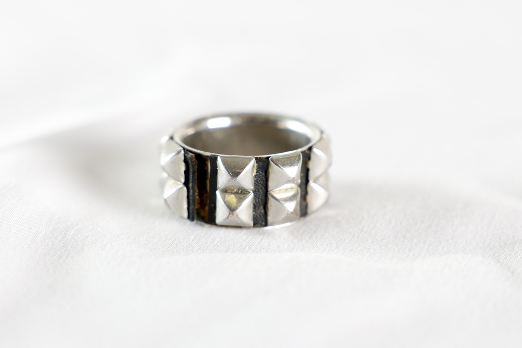Anillo plateado tachuelas pico
