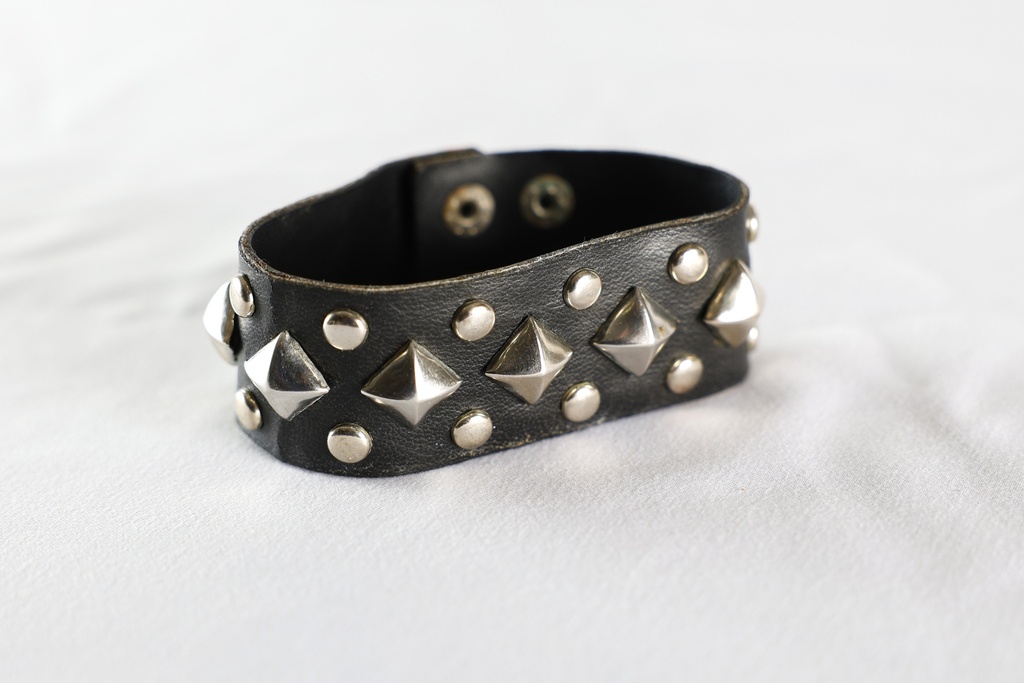 Brazalete polipiel negro con tachuelas plateado
