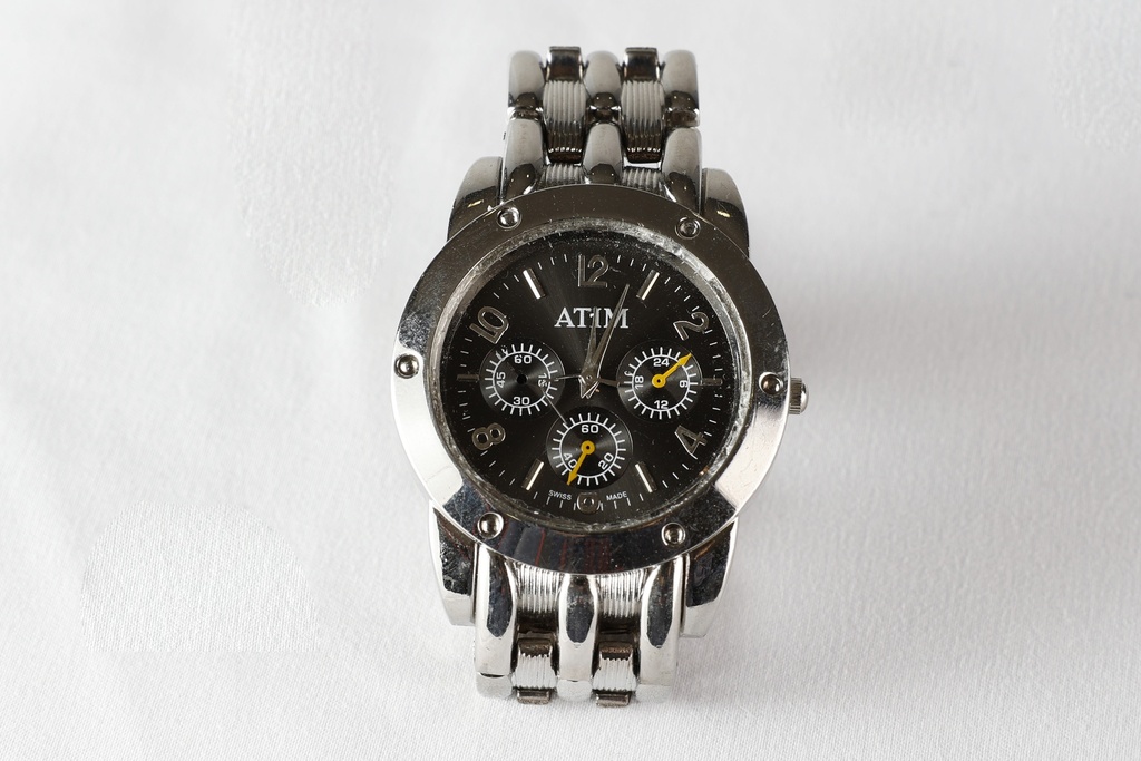 Reloj metálico plateado esfera agujas