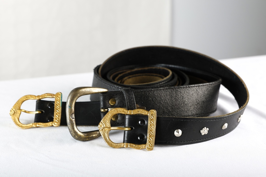 Cinturón liso negro con hebilla dorado
