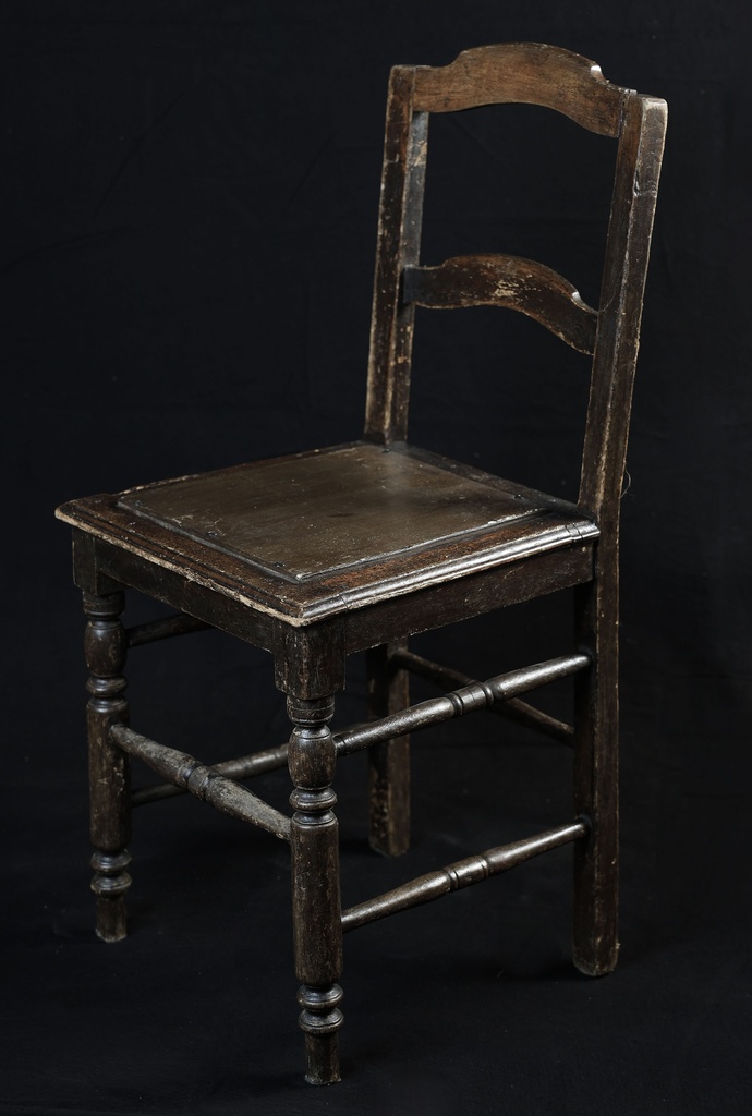 Silla cuadrada de nogal reforzada