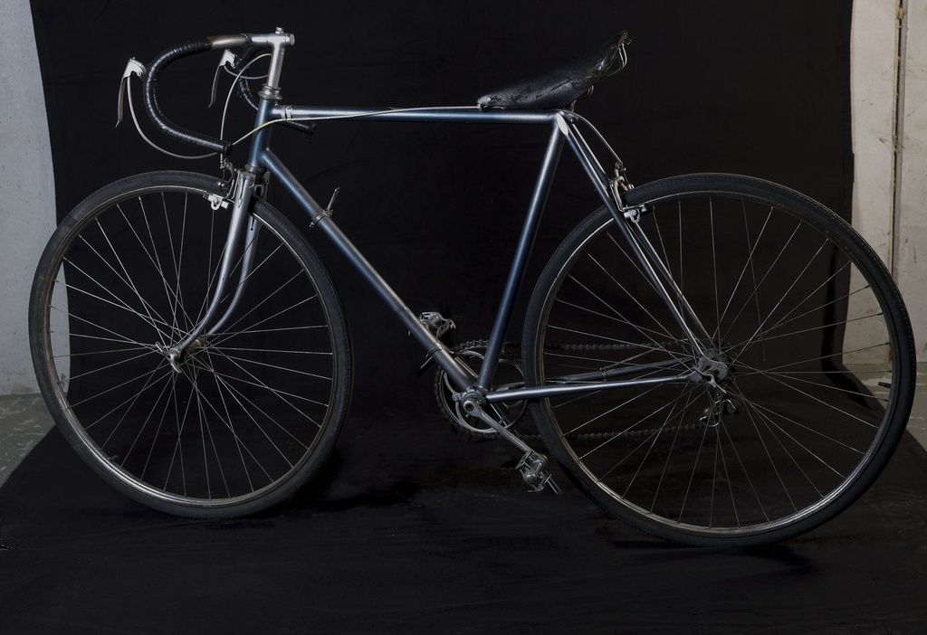 Bicicleta de carrera gris