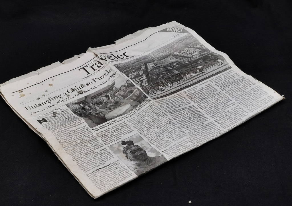 Hojas de periódico antiguo