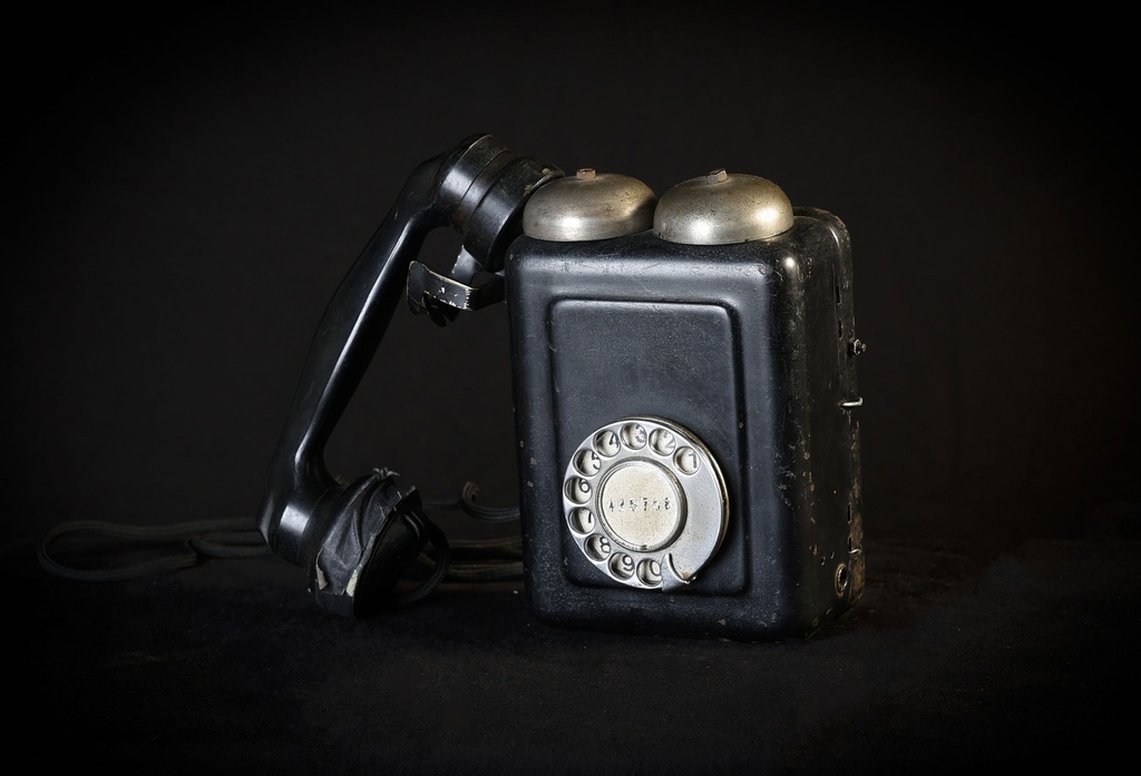 Teléfono de pared negro