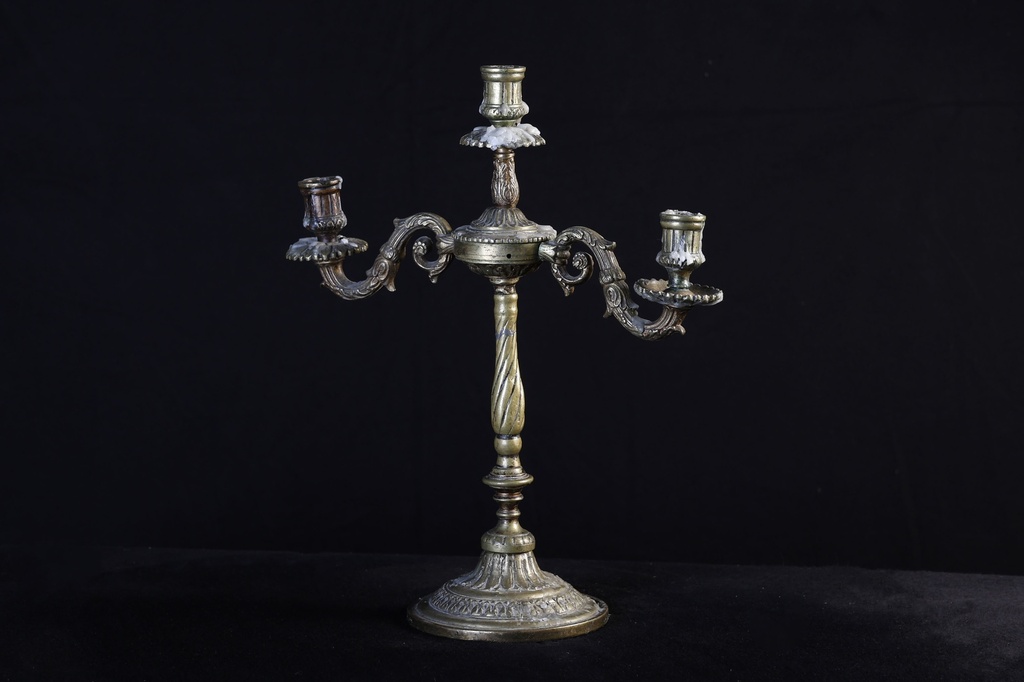 Candelabro de metal dorado (anticuario)