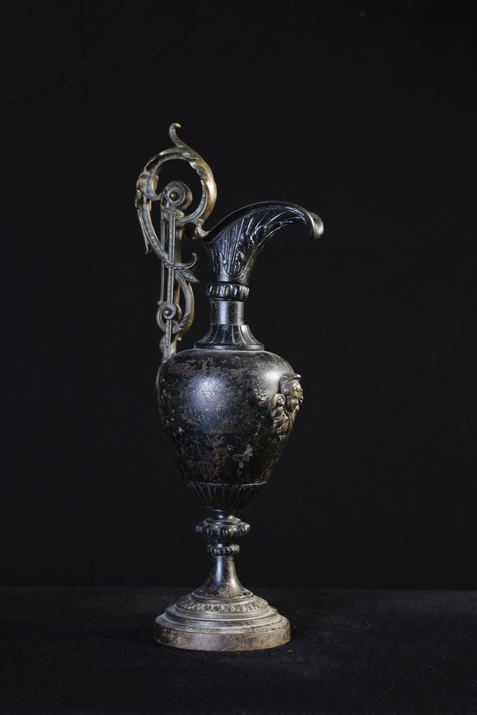 Jarrón decorativo de bronce (anticuario)
