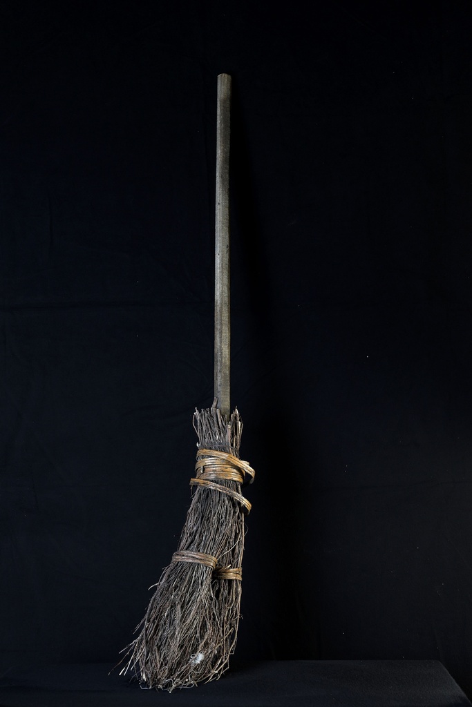 Escoba marrón oscuro