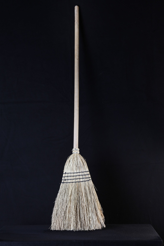 Escoba marrón claro