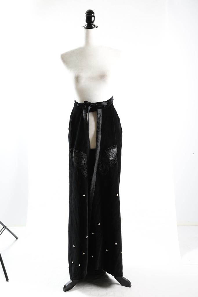 Sobrefalda terciopelo negro con aplique mariposa (D.Elvira)