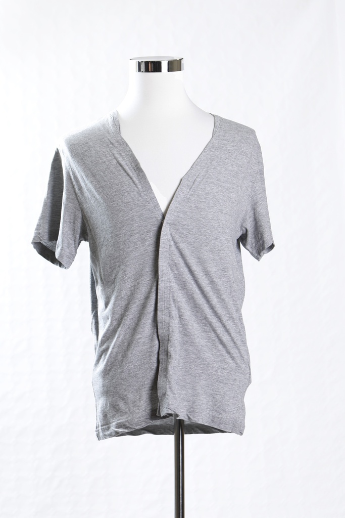 Camiseta gris manga corta con corchetes