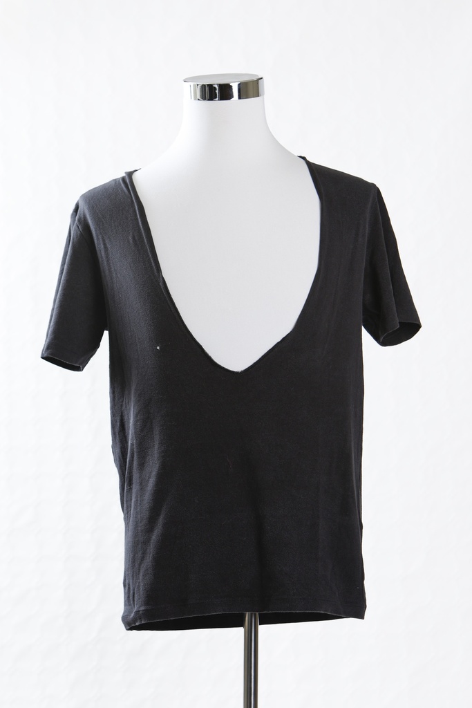 Camiseta manga corta negro con cuello recortado