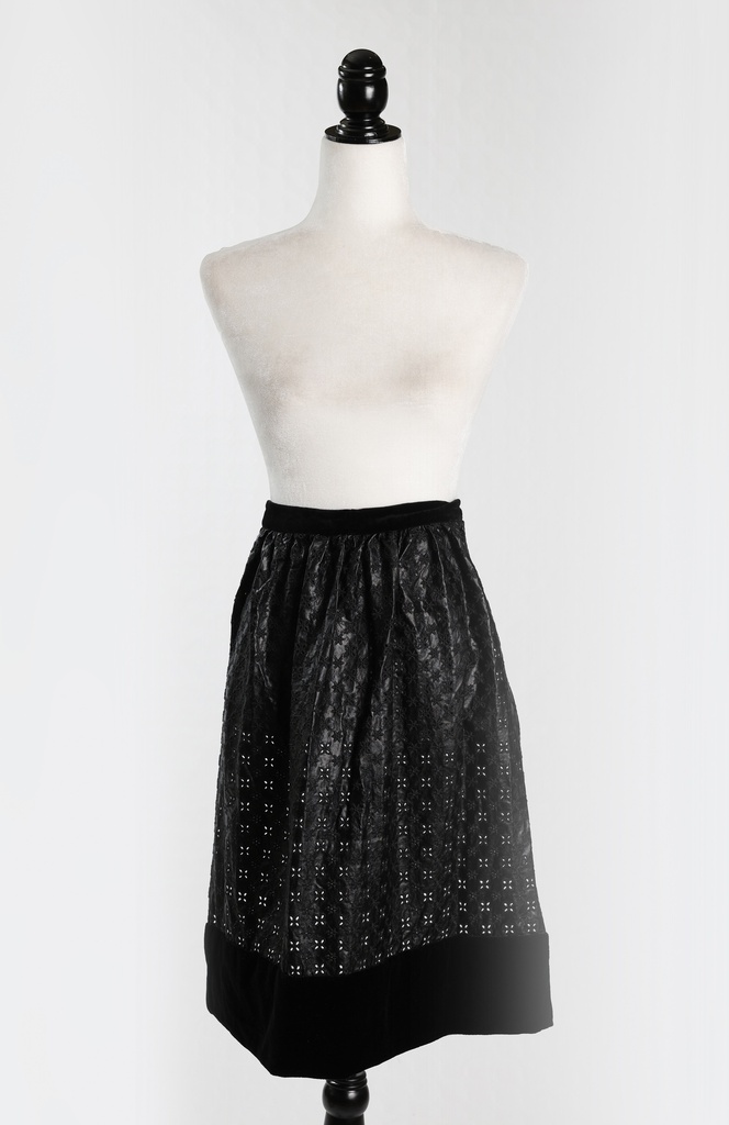 Mandil polipiel negro flores bordadas y bajo terciopelo negro (Criadas D.Elvira)