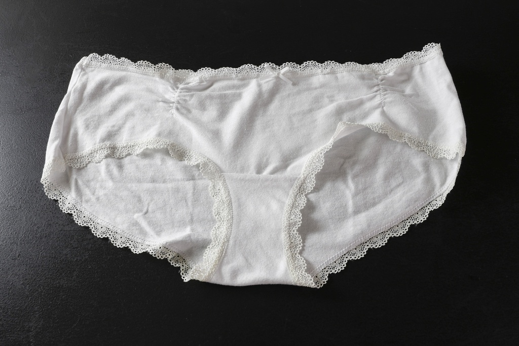 Braga blanco con puntilla