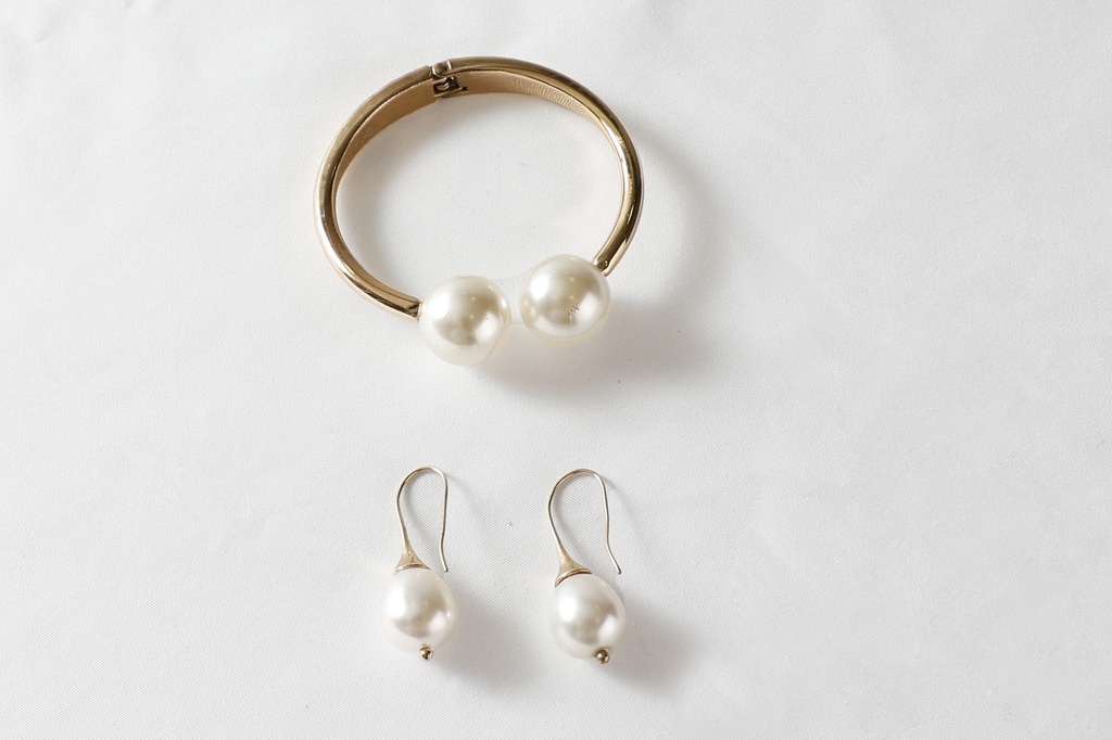 Pulsera rígida y pendientes dorado con perlas (D.Elvira)