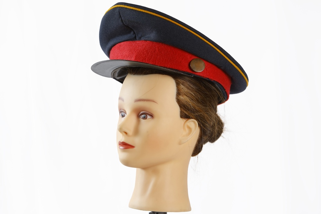 Gorra plato azul con banda roja