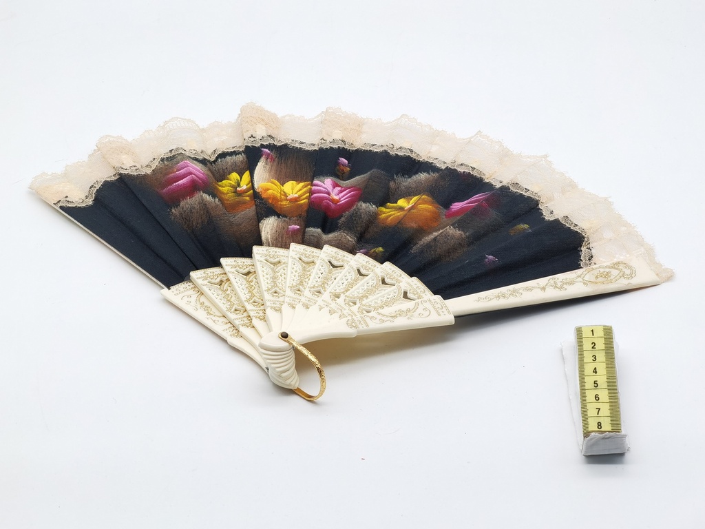 Abanico con puntilla pintado con motivos florales
