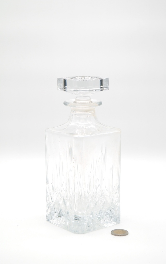 Botella de licor tallada