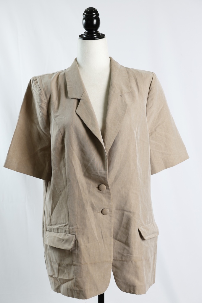 Camisa solapas manga corta marrón claro botones forrados