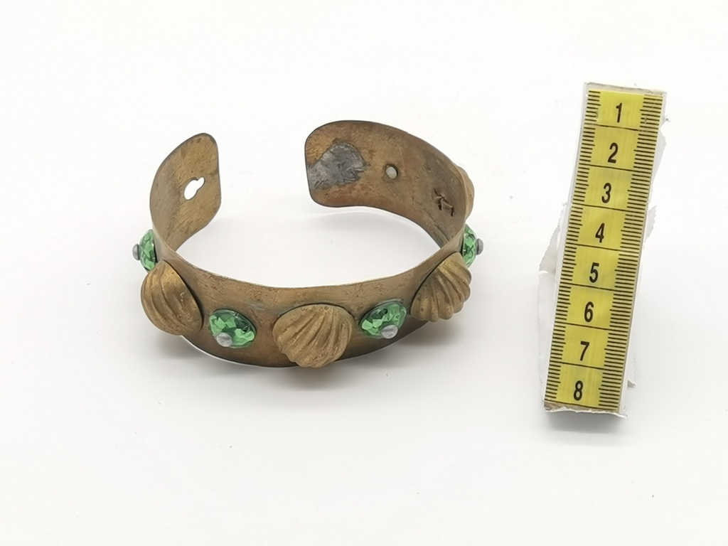Brazalete de latón con pedrería