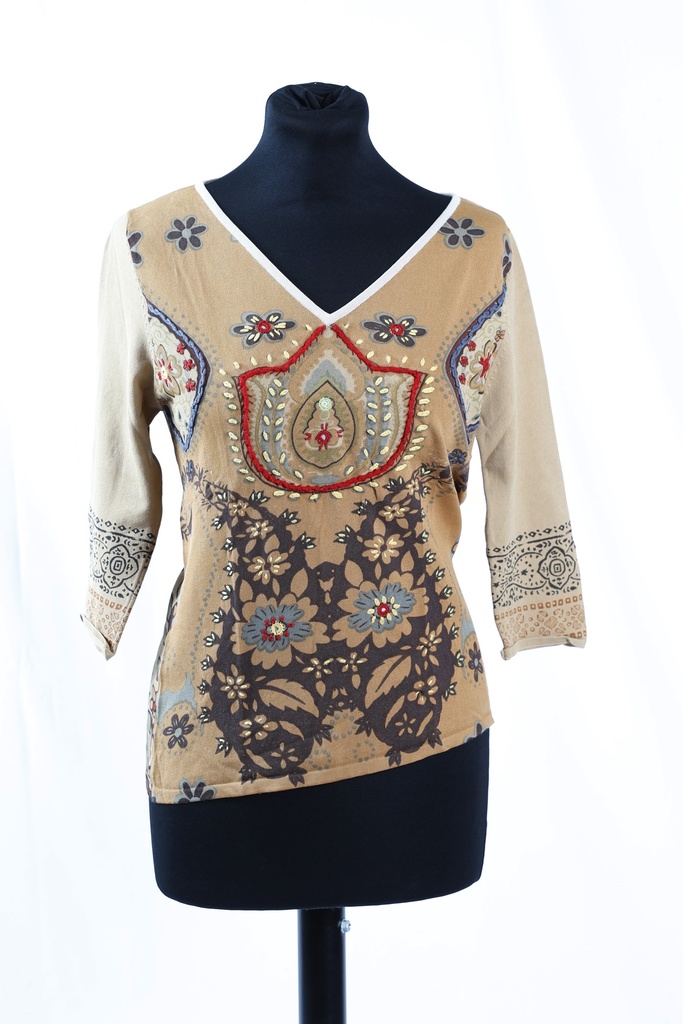 Camiseta punto fino escote pico manga francesa marrón estampado