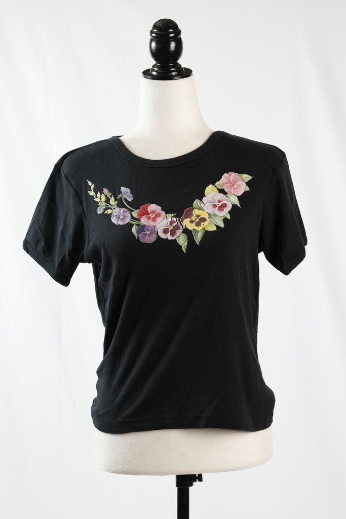 Camiseta negro manga corta flores debajo