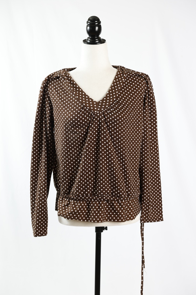 Camiseta marrón con lunar blanco  manga larga cuello pico