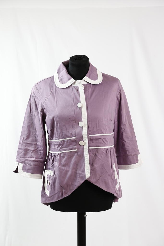 Americana morado con ribetes y botones blanco