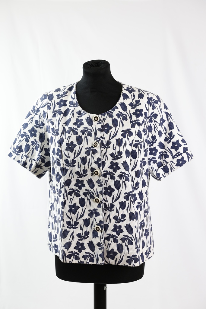 Americana piqué blanco estampado flores azules, cuello redondo manga corta