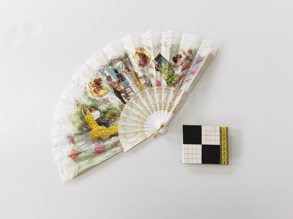Abanico con puntilla y estampado con motivos taurinos y sevillanos