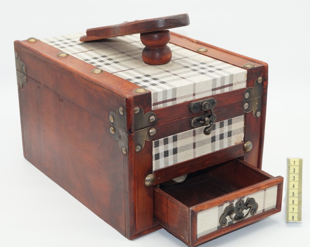 Caja limpia zapatos con enseres