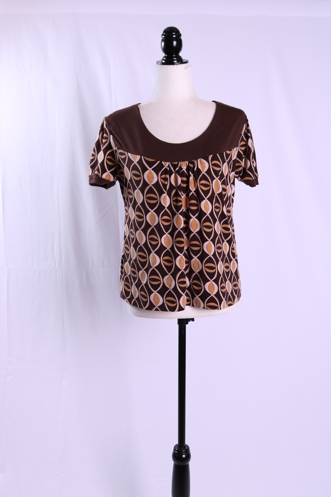 Camiseta manga corta marrón estampados camel