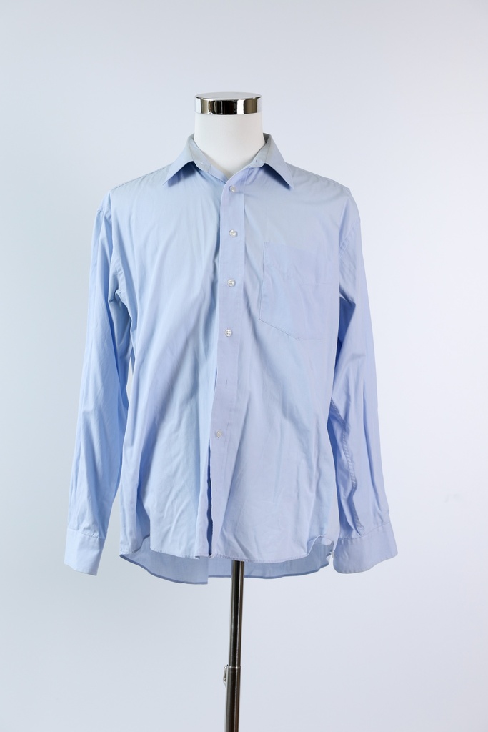 Camisa H azul claro bolsillo delantero