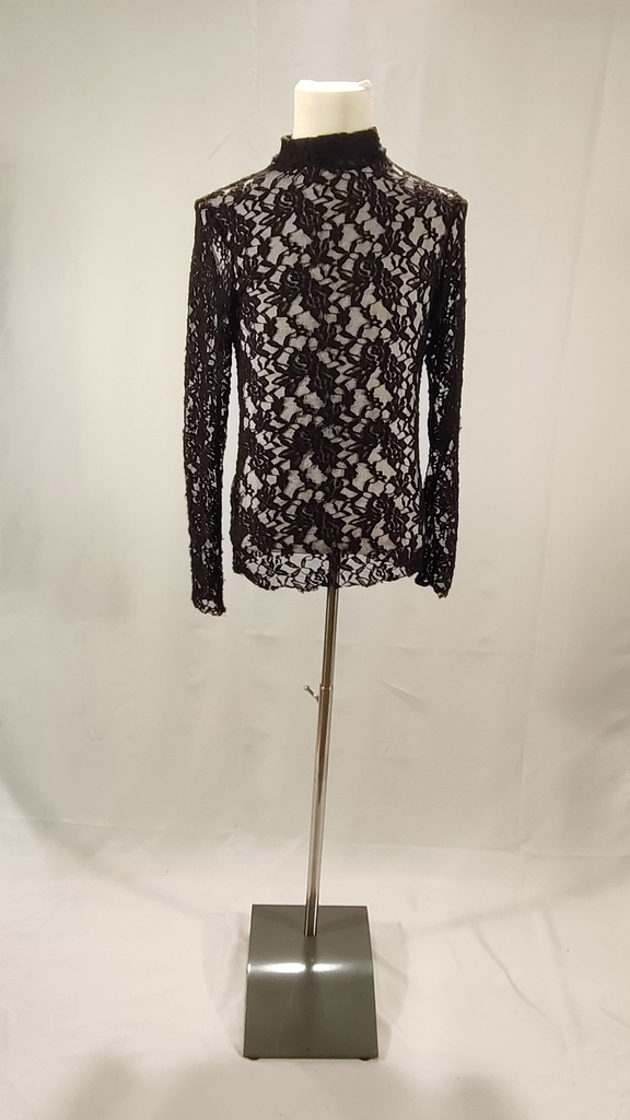 Camiseta negra encaje con flores
